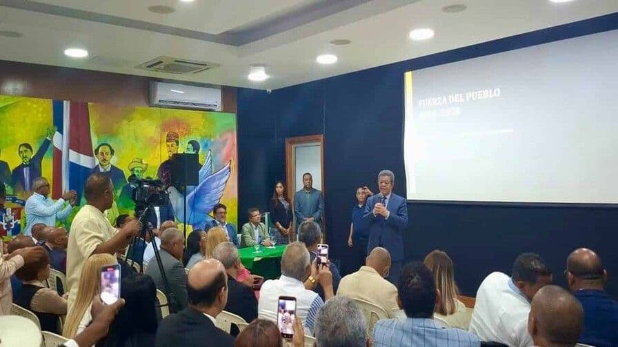 Leonel Fernández destaca importancia de la organización en Fuerza del Pueblo